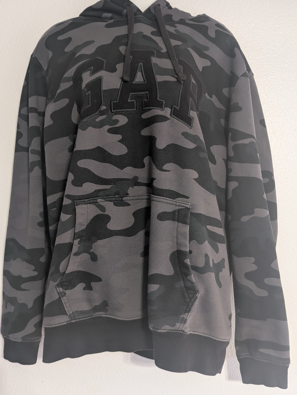 GAP Men's Camo Crewneck Hoodie - Black & Gray